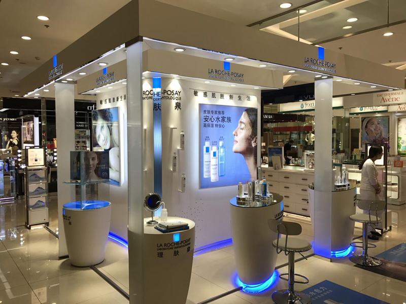 展柜設(shè)計(jì)定制:以創(chuàng)新與匠心重塑商業(yè)空間價(jià)值