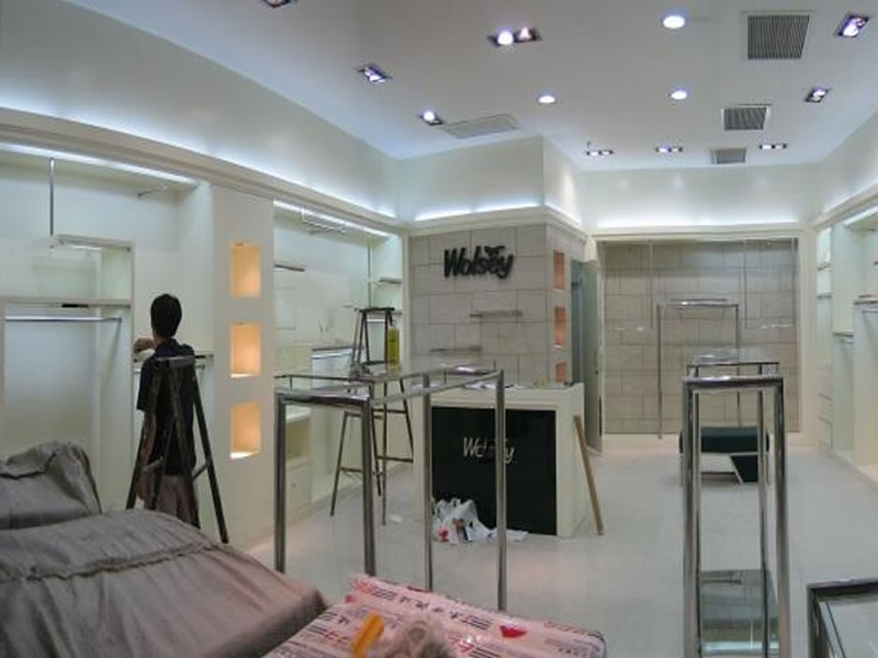 店鋪道具定制：商業(yè)空間賦能的創(chuàng)新引擎