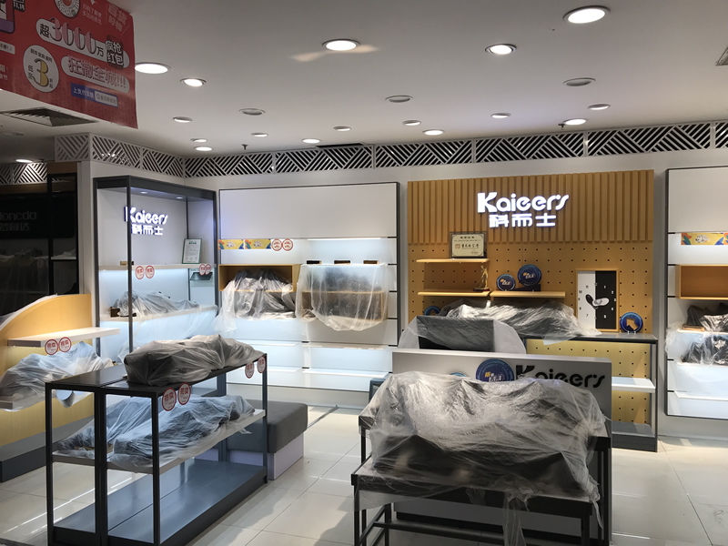 商業(yè)展柜:品牌視覺營銷的核心載體